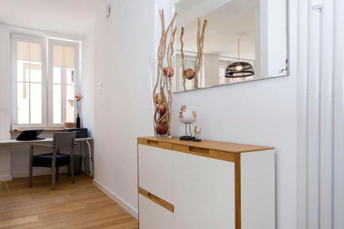 a room with a counter with a desk and a mirror at Hello Apartments Modena Sw Ducha in Gdańsk