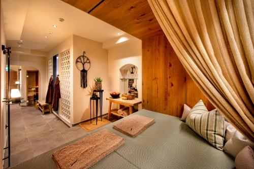 um quarto com uma cama com duas almofadas em Aktivhotel Alpendorf em Sankt Johann im Pongau