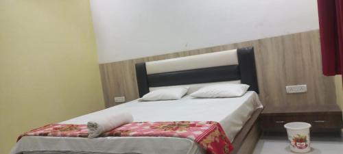 Katil atau katil-katil dalam bilik di STAYMAKER Hotel Raj Banquet