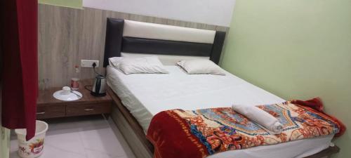 Katil atau katil-katil dalam bilik di STAYMAKER Hotel Raj Banquet