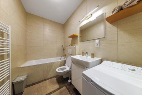 La salle de bains est pourvue d'un lavabo, de toilettes et d'une baignoire. dans l'établissement Tower Apartments, à Spišská Nová Ves