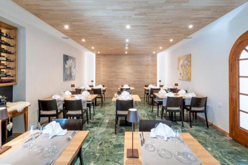 a dining room with tables and chairs in a restaurant at Hotel Bellevue in San Bernardino