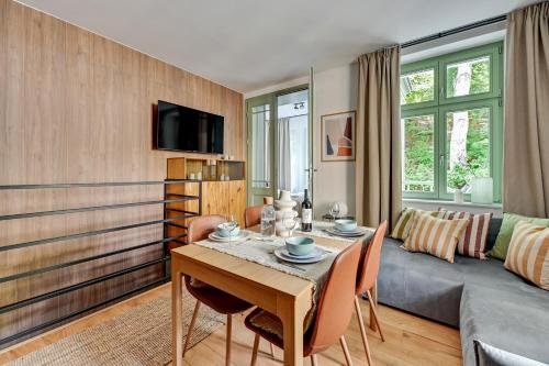 salon ze stołem i kanapą w obiekcie Royal Apartments - Winieckiego w mieście Sopot