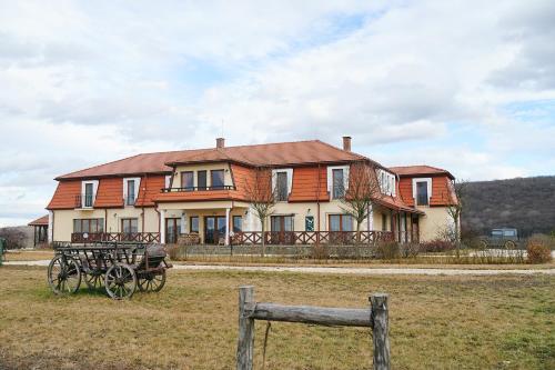 una casa con un carruaje tirado por caballos delante de ella en Saciova Hills, en Saciova