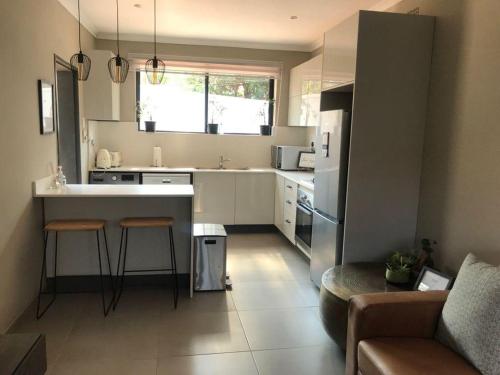 Η κουζίνα ή μικρή κουζίνα στο Exquisite one bedroomed apartment - 2043