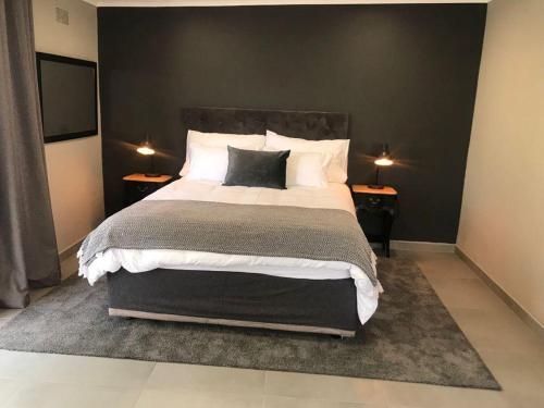 Ένα ή περισσότερα κρεβάτια σε δωμάτιο στο Exquisite one bedroomed apartment - 2043