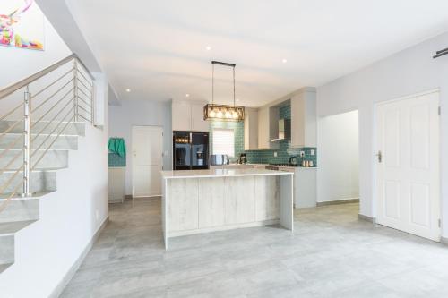 Η κουζίνα ή μικρή κουζίνα στο Beachfront Villa - Pool, Fireplace, No Loadshedding