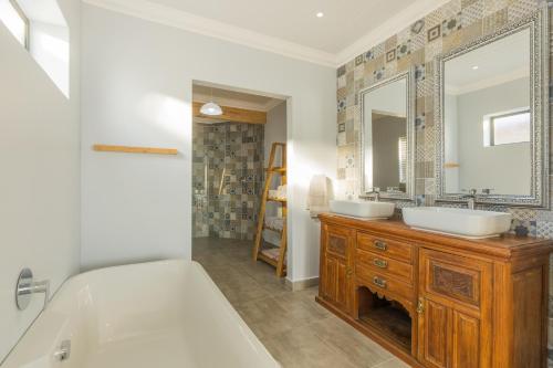 Ένα μπάνιο στο Beachfront Villa - Pool, Fireplace, No Loadshedding