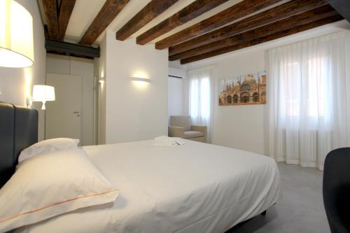a bedroom with a large white bed in a room at Residence Modern Art in Venice
