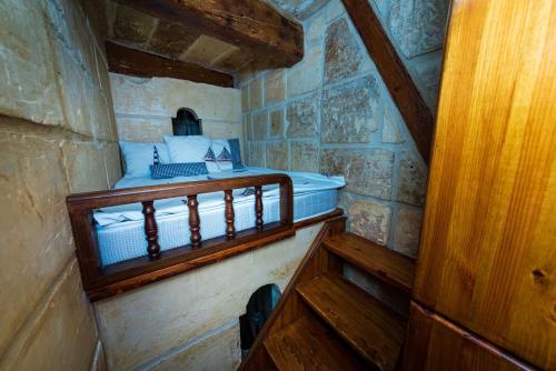 mały pokój z łóżkiem w budynku w obiekcie Valletta Traditional Townhouse w mieście Valletta