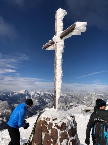 a cross covered in snow on top of a mountain at Appartment Isabelle - Kamille in Presseggersee