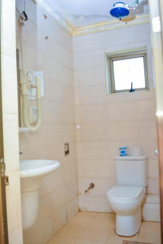 Un baño de Omega Gardens Hotel