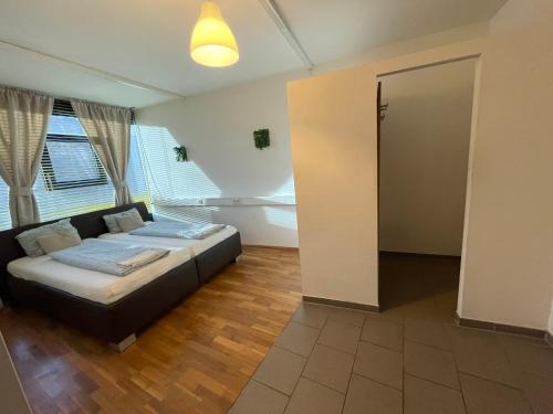 格拉茲的住宿－Veni Apartments，一间设有床铺的卧室,位于带窗户的房间内
