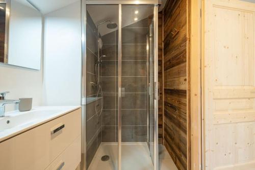 a shower with a glass door in a bathroom at Les 3 Sophies - Magnifique chalet pour 1 à 8 personnes proche des remontées mécaniques des prodains in Morzine