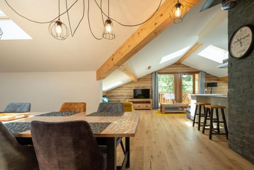 une salle à manger avec une table et des chaises dans une pièce dans l'établissement Les 3 Sophies - Magnifique chalet pour 1 à 8 personnes proche des remontées mécaniques des prodains, à Morzine