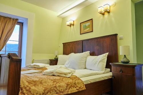 a bedroom with a bed with towels on it at Saciova Hills in Saciova