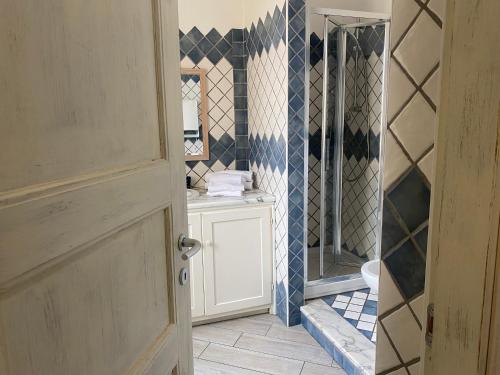 een badkamer met een toilet, een wastafel en een spiegel bij Casa Ilva in La Maddalena
