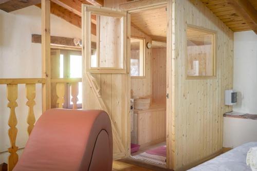 Habitación pequeña con cama y baño. en El Colirrojo - Los Sitios de Aravalle, en Casas del Abad