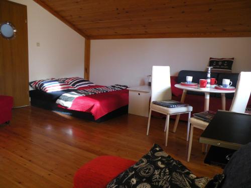 1 dormitorio con 1 cama y 1 mesa en una habitación en Pokoje Gościnne Liv Marina, en Ustka