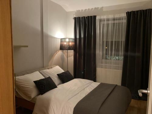 1 dormitorio con cama y ventana en Let’s Dream Apartment 68 m2 en Cracovia