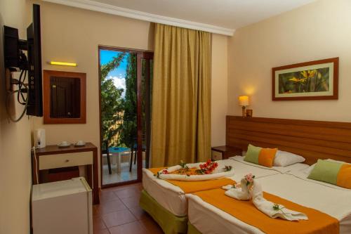 Postel nebo postele na pokoji v ubytování LEMAS SUITE HOTEL