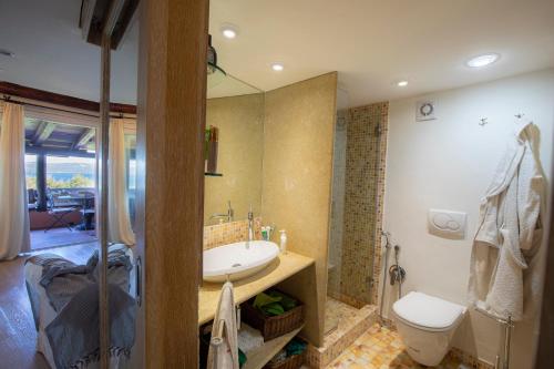 a bathroom with a sink and a toilet at Splendido appartamento Vista Mare Porto Rotondo in Porto Rotondo