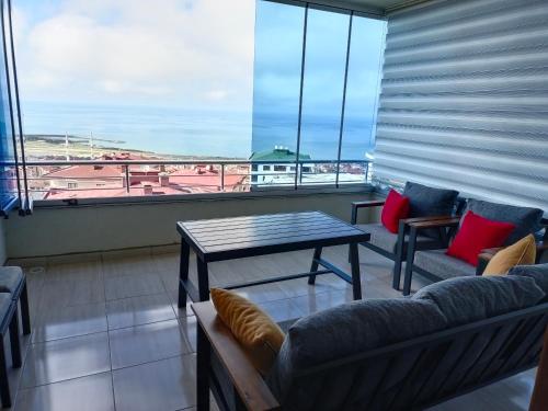 a living room with a couch and a table at Pelittepe sitesi in Pelitli