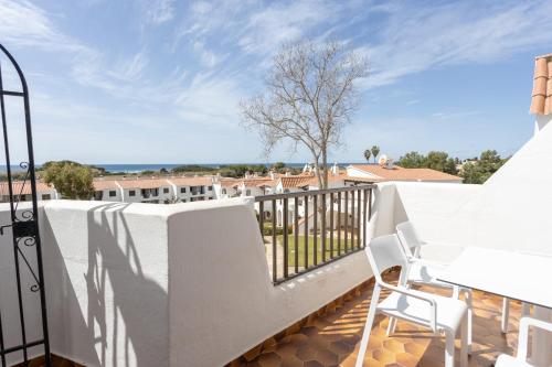 Balcone o terrazza di Apartamentos Son Bou Gardens By MENORCARENTALS