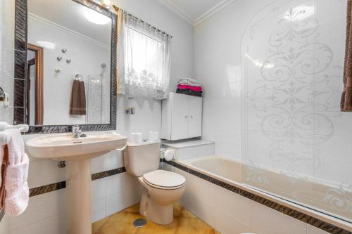 托雷維耶哈的住宿－Mar Báltico，浴室配有卫生间、盥洗盆和浴缸。