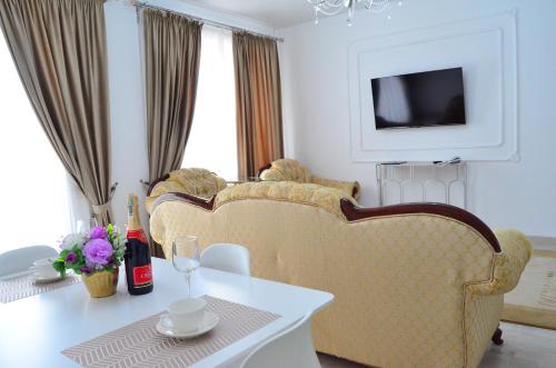 Телевизор и/или развлекательный центр в Golden Park Hotel