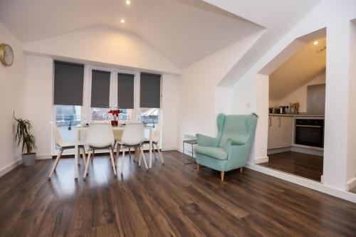 - une cuisine et une salle à manger avec une table et des chaises dans l'établissement Serviced Apartments In Liverpool City Centre - L1 Boutique by Happy Days, à Liverpool