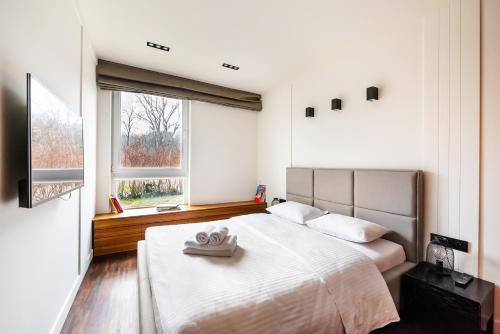 Säng eller sängar i ett rum på Wola Luxury Wooden Apartment
