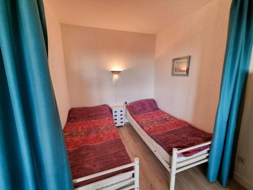 Postel nebo postele na pokoji v ubytování La Cabane Maddyblue 5 min à pieds de l'Océan et commerce