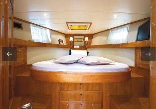 a small bed in the middle of a boat at Casa Ilva in La Maddalena
