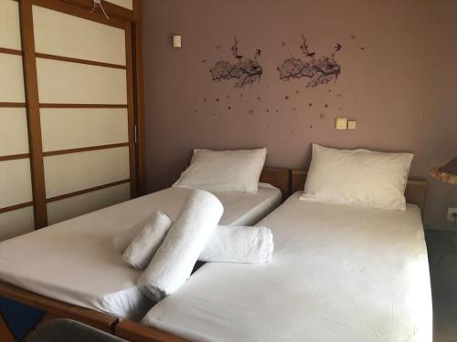 duas camas sentadas uma ao lado da outra num quarto em La maisonnette Villa Katerina em Krionérion