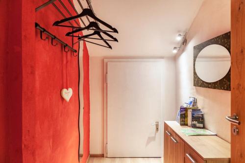 czerwone drzwi w pokoju z czerwoną szafą w obiekcie Barbara Jais w mieście Mittenwald