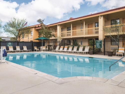 ein Pool vor einem Hotel in der Unterkunft La Quinta Inn by Wyndham New Orleans West Bank / Gretna in Gretna