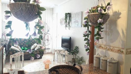 Televízia a/alebo spoločenská miestnosť v ubytovaní NICE 2-BEDROOMS