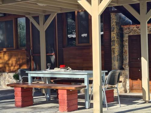 Patio lub wspólna przestrzeń na świeżym powietrzu w obiekcie Annas cozy cottage Kalymnos