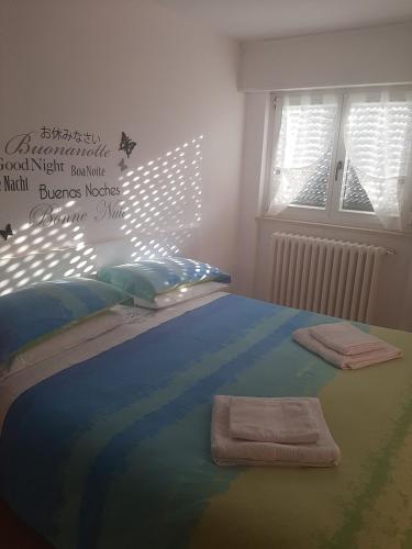 Un dormitorio con una cama con luces. en San Pellegrino Solarium Apartment, en San Pellegrino Terme