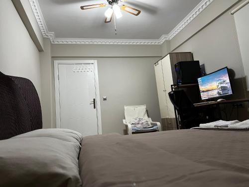 Schlafzimmer mit einem Bett und einem Deckenventilator in der Unterkunft Private Room in Istanbul #33 in Arnavutköy