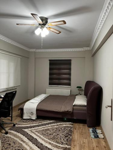 Schlafzimmer mit einem Bett und einem Deckenventilator in der Unterkunft Private Room in Istanbul #33 in Arnavutköy