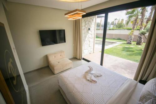 een slaapkamer met een bed met een konijn erop bij Magnifique nouvelle Villa avec Piscine chauffée in Marrakesh