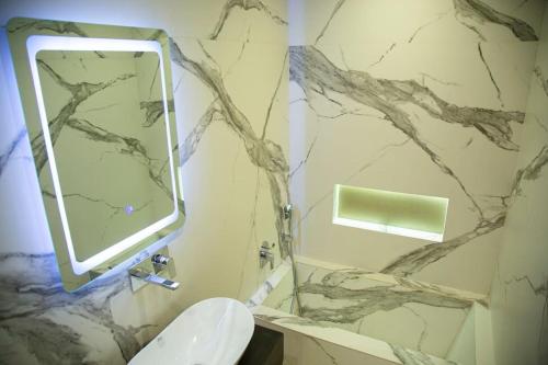 een badkamer met een wastafel en een spiegel bij Magnifique nouvelle Villa avec Piscine chauffée in Marrakesh