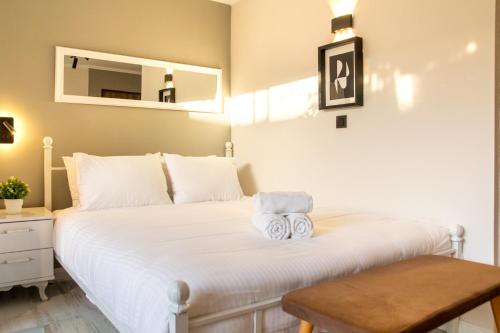 Кровать или кровати в номере Invigorating Studio Flat near Kordon in Alsancak