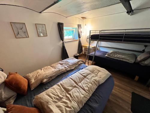 1 dormitorio con 2 literas en una habitación en Billund-BnB ApS, en Billund