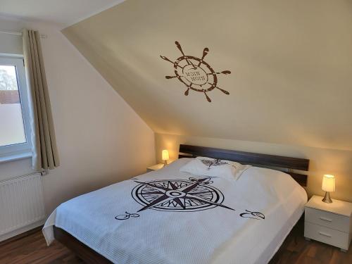Un dormitorio con una cama con una representación de un barco en Anker Perla en Grömitz