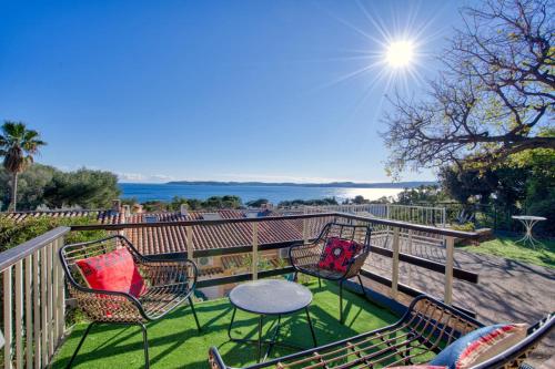 Photo de la galerie de l'établissement Casa USHUAÏA face au golfe de St-Tropez, à Sainte-Maxime