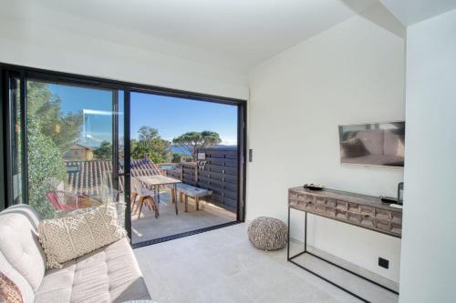 Photo de la galerie de l'établissement Casa USHUAÏA face au golfe de St-Tropez, à Sainte-Maxime