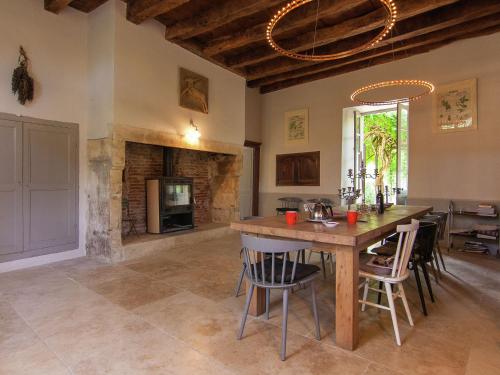 une cuisine et une salle à manger avec une table et des chaises dans l'établissement Historic Mansion by River Cénevières, à Cénevières